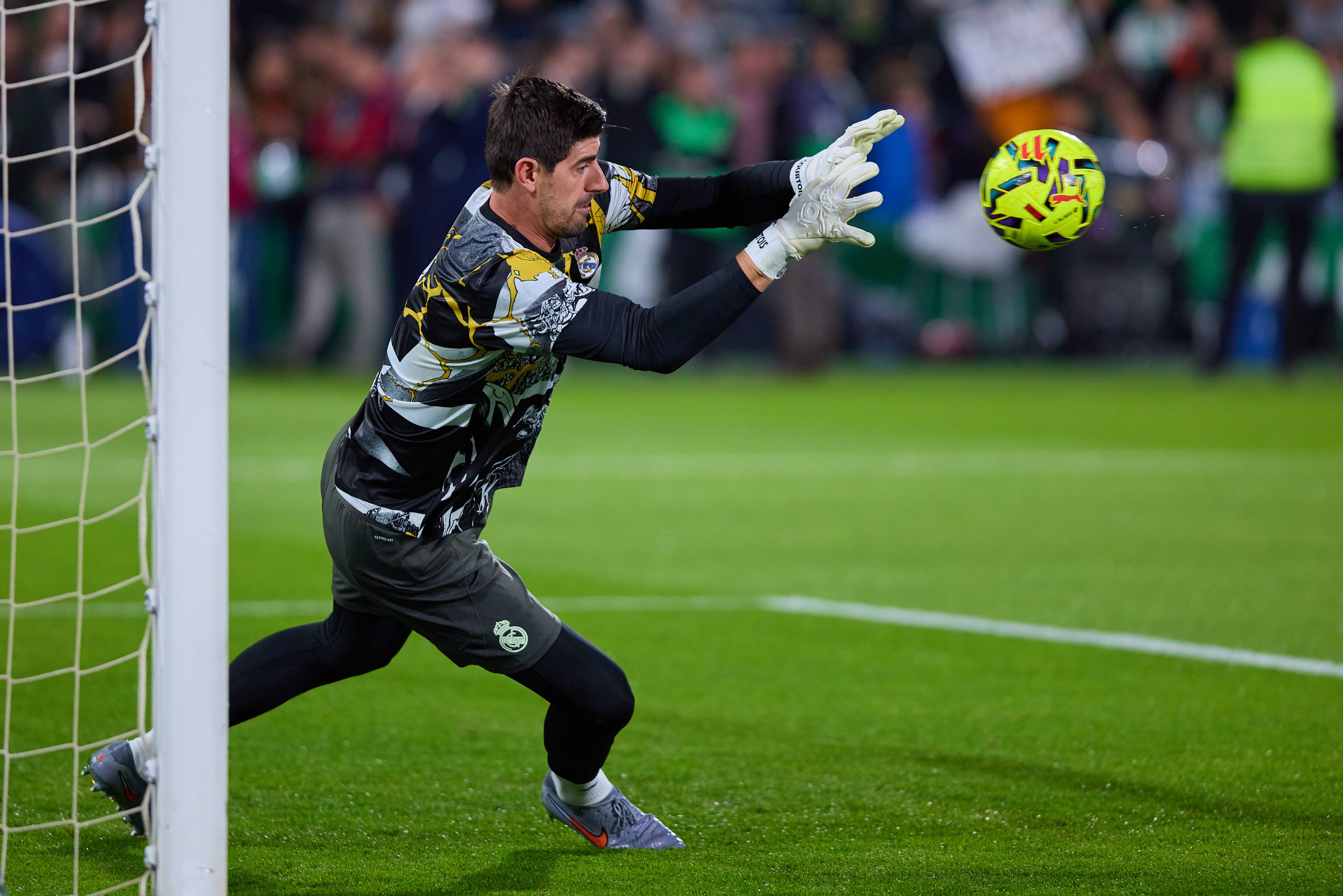 记者：库尔图瓦热身时就已经受伤，上半场一直忍痛作战