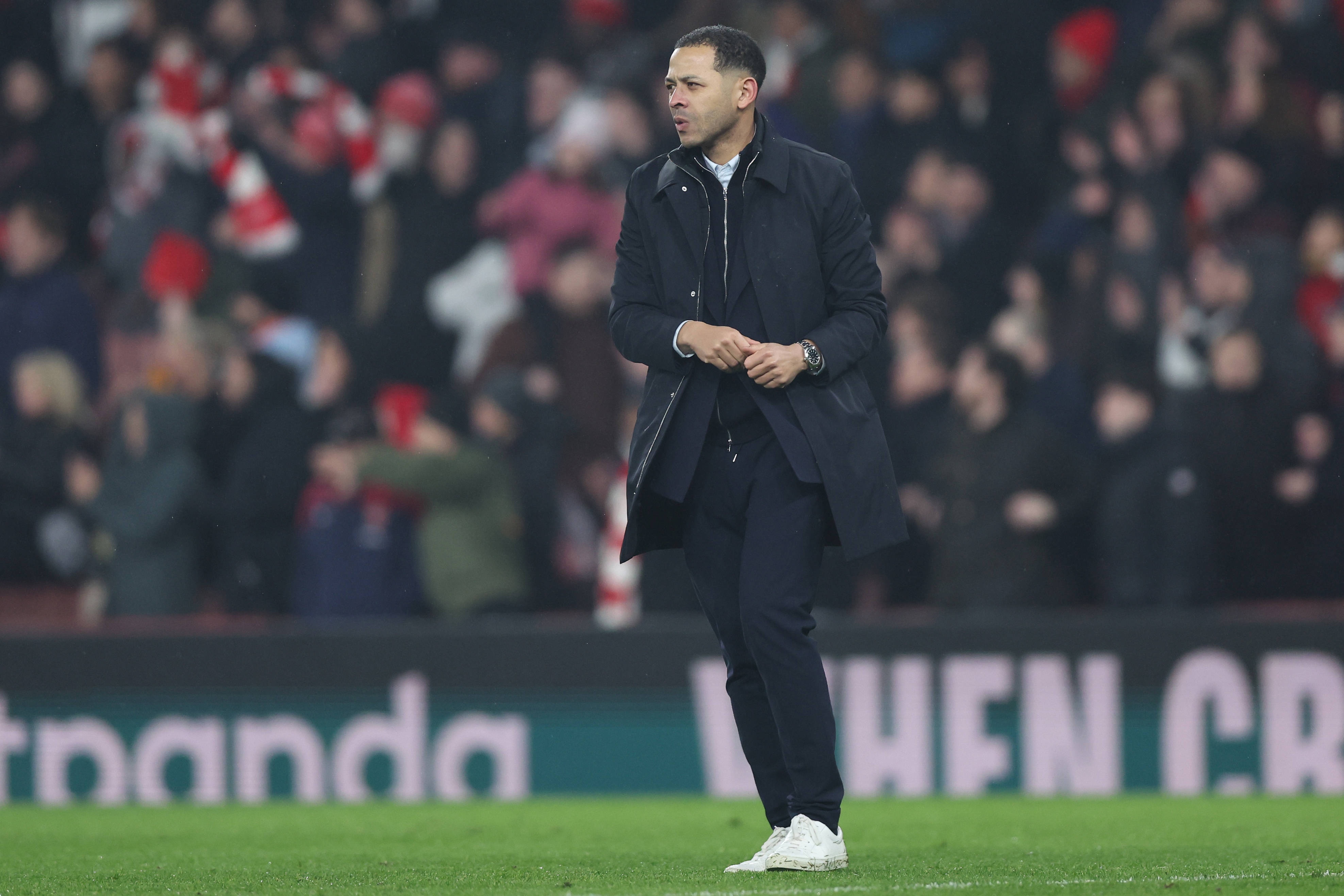 惨败出局！切尔西球员都留下来谢场，但主帅罗塞尼尔直接离开