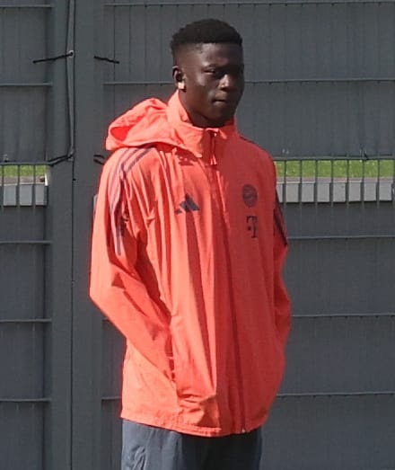 记者：拜仁冬窗新援巴拉·恩迪亚耶关节囊损伤，预计缺席三到四周