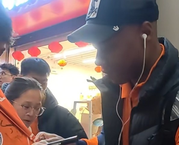 安心了！记者：此前滞留卡塔尔的海牛外援妻子，已顺利抵达中国