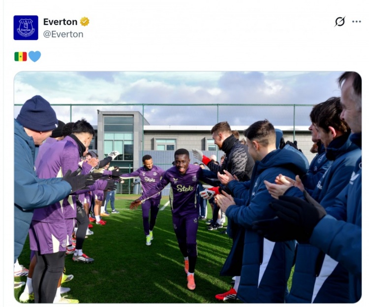 声援塞内加尔！埃弗顿官方社媒晒欢迎盖耶、恩迪亚耶凯旋照片