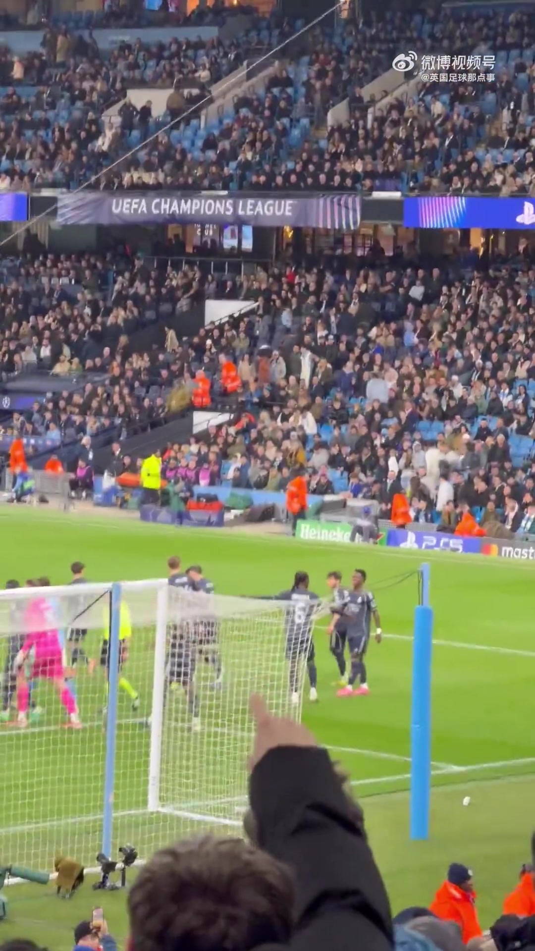 曼城球迷向维尼修斯高喊：“你的金球奖在哪？”         </div>
        <div class=