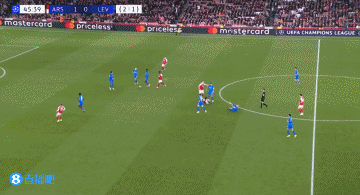 帕拉西奥斯铲球放倒埃泽，裁判出示黄牌