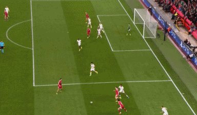 没这门将今天惨案了！维尔茨近距离打门被扑出，埃基蒂克头球稍高