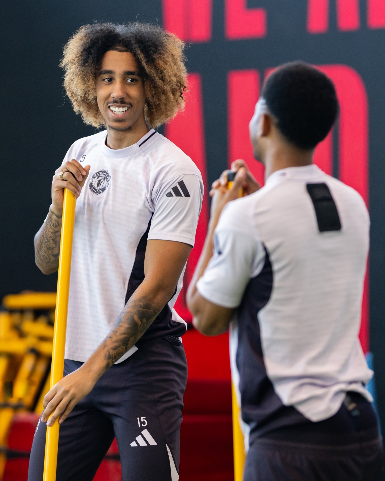 金毛狮王！曼联官方晒约罗新发型：一头脏辫变成金发爆炸头