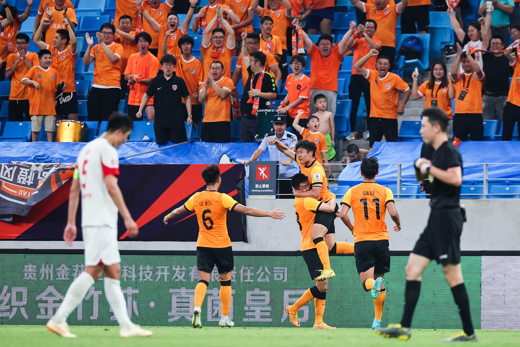 青岛海牛官方：郑龙退役仪式将于3月20日在青春足球场举办