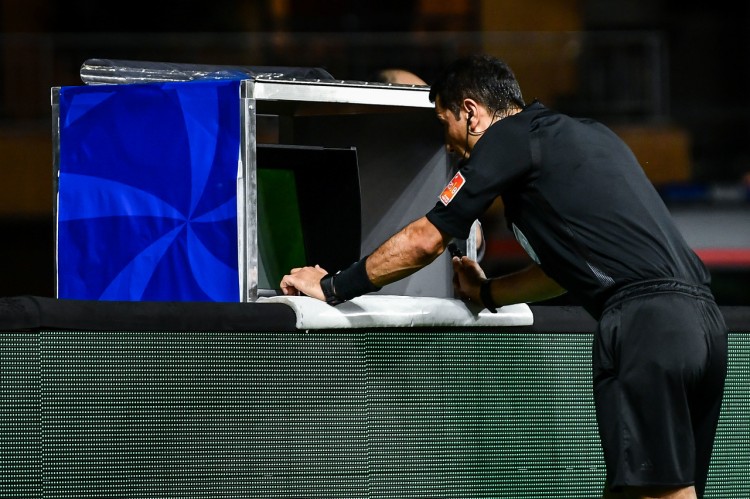 TA：欧足联将和各联赛协商如何减少VAR干预 并寻求推行流媒体平台