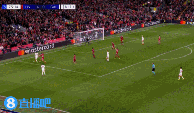 太惨了！诺阿·朗没站稳手扶了一下广告牌，结果手指受伤被抬走