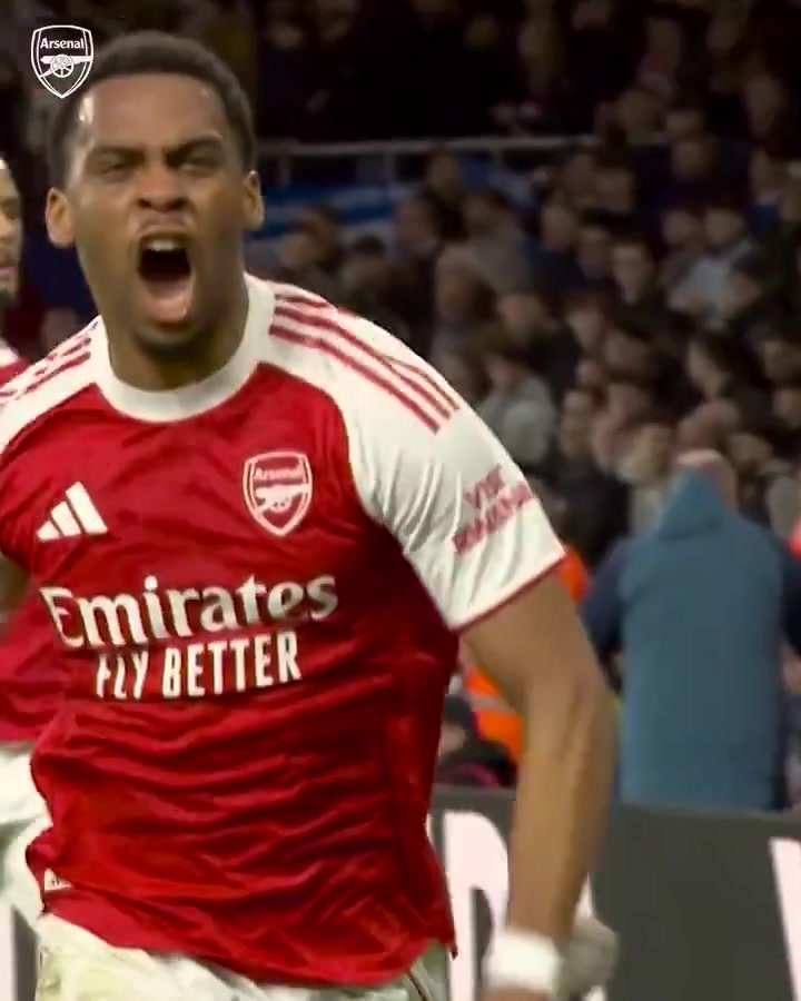 此前踢飞皮球引发小球童不满！萨利巴送上自己的球衣并致歉