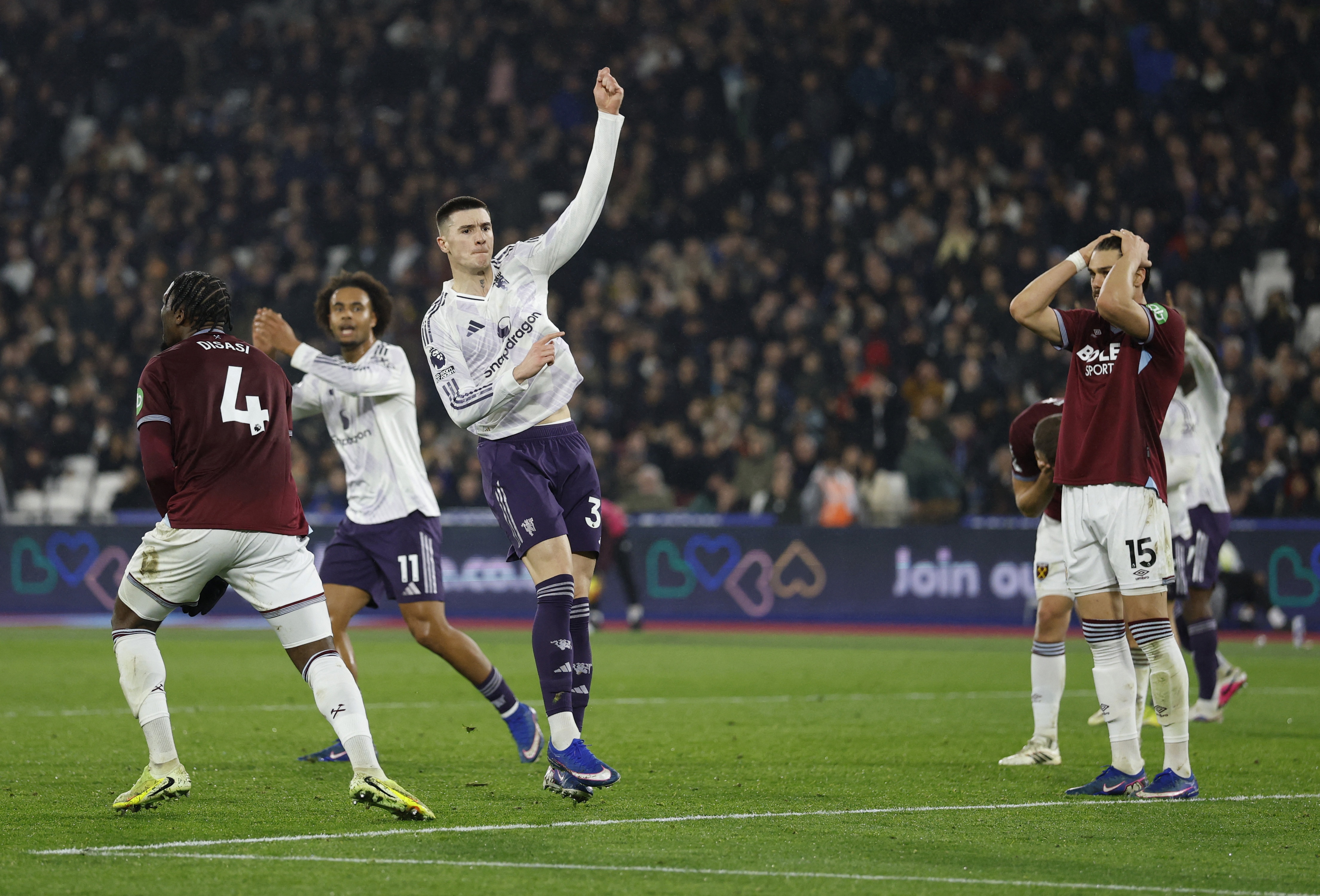 曼联官方：对阵伯恩茅斯，球队本赛季最后一次穿白色客场球衣出战