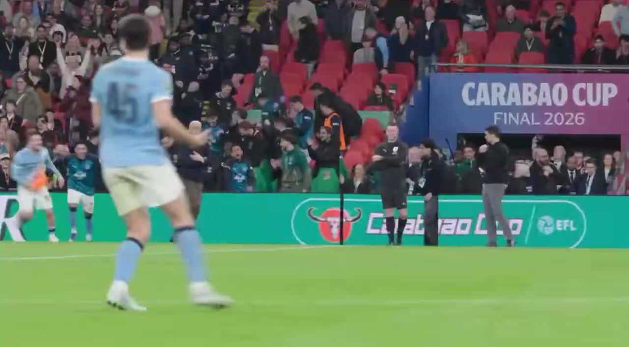 太皮了！谢尔基进场庆祝时背后“偷袭”瓜帅，瓜帅回头一脸懵