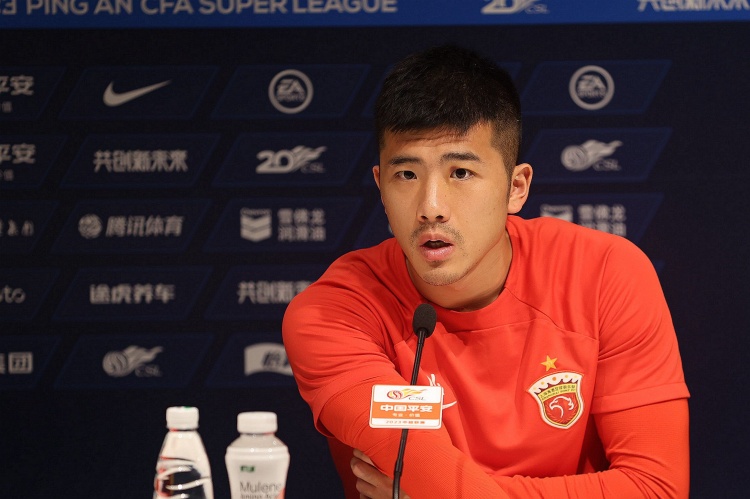 东体：朱骏“恭喜”李圣龙，有球迷感叹后者从一线队“退早了”