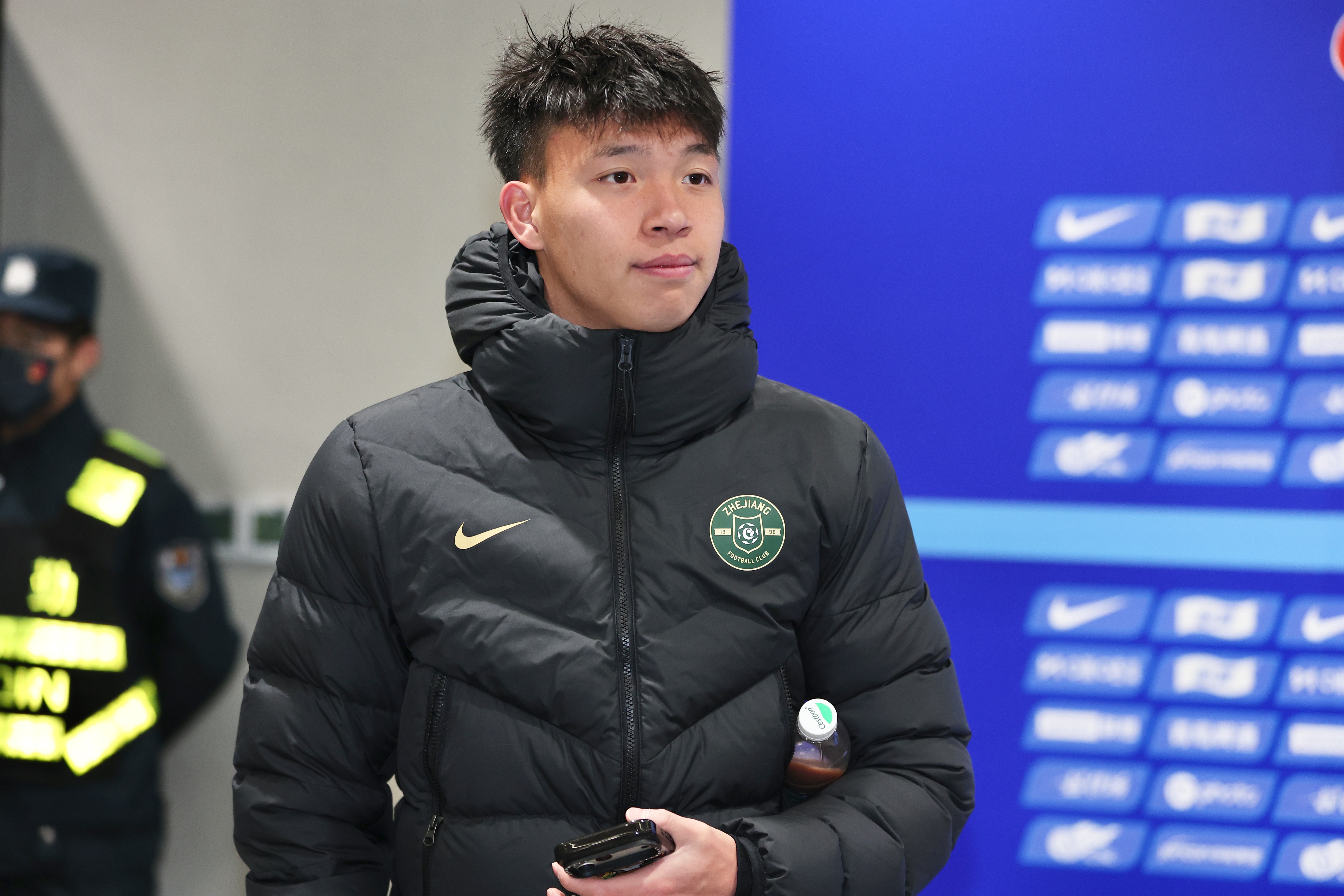 东体谈王钰栋：职业球员有情绪正常，但同样要有职业精神