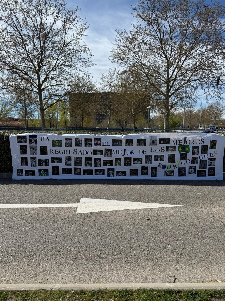 感动！皇马基地外球迷张贴照片支持罗德里戈，球员发文：感谢        </div>
        <div class=