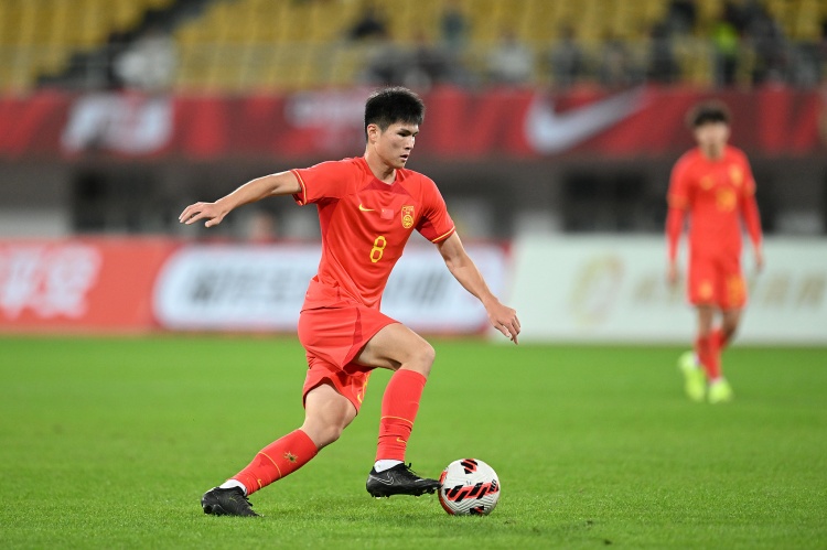 媒体人:陈泽仕是这届国青最好的中场,身材高大而且全能