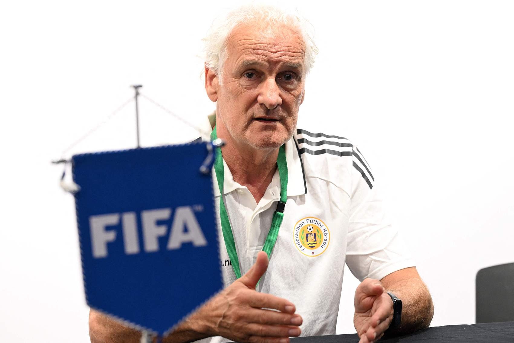 库拉索主帅:中国队一直保持良好体能,能出色执行战术且纪律严明