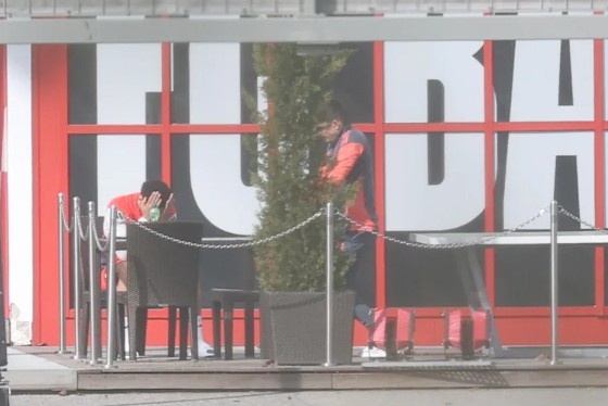 图片报:穆西亚拉与康复教练交谈后双手掩面,疑似康复进度不理想