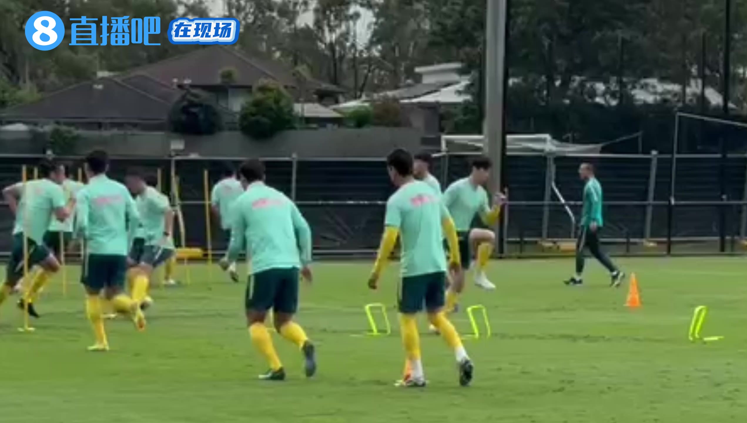 直播吧在现场|直击国足备战库拉索训练：队员冲刺跑 门将练习出球