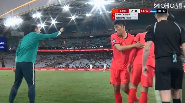 国足继续换人!比赛第86分钟,吾米提江替补登场,换下朱辰杰