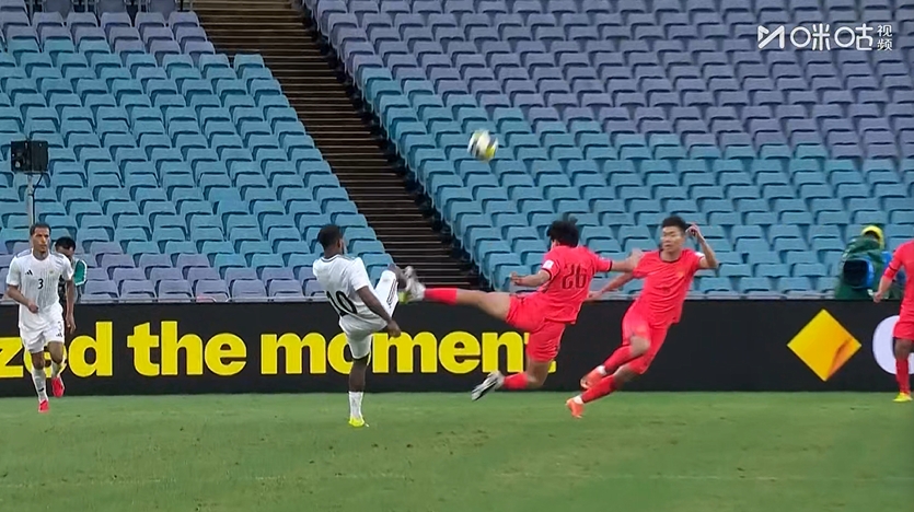 徐彬亮鞋底飞踹！媒体人：徐彬可以换下了，这有点接近武术动作