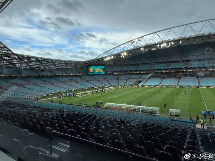 人呢人呢?国足赛前半小时马德兴现场晒照,球场几乎没有球迷
