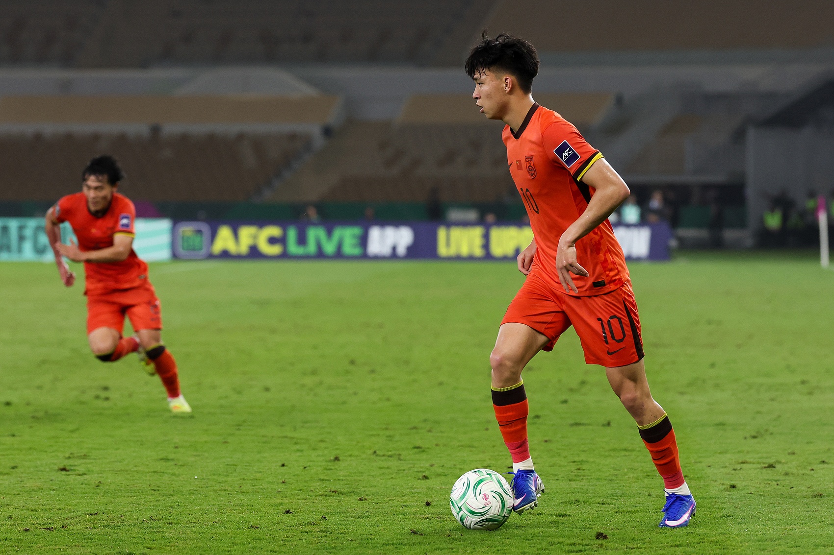 王钰栋数据:传球成功率85%包括1次关键传球,共12次丢失球权