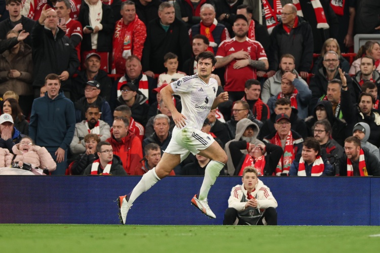 记者：马奎尔留队已达原则性协议，同时曼联会寻找新的年轻中卫