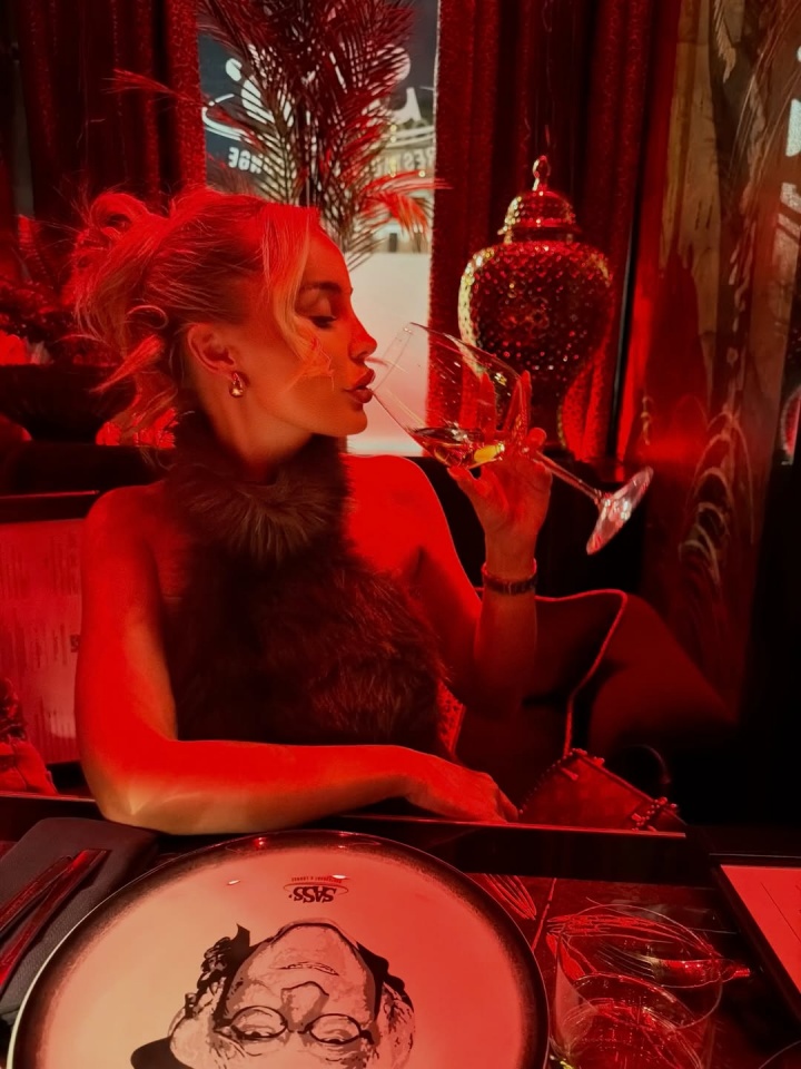 身材火辣!帕尔默女友晒照在罗马尼亚度假