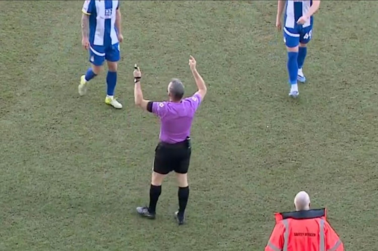 镜报:英乙一场比赛因无人机一度暂停4分钟,裁判让球员离场