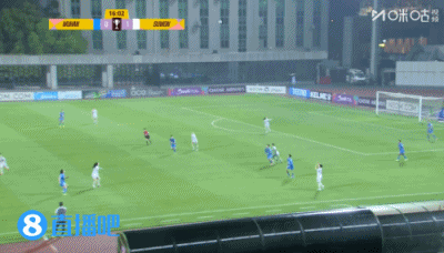 邓梦晔抓住对手失误破门，裁判观看VAR后示意越位进球无效