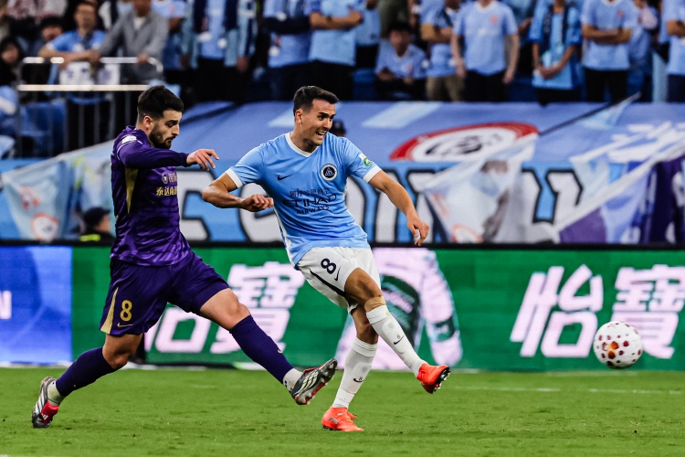 记者：周定洋因感冒在医院输液，没有参加深圳新鹏城开放日活动