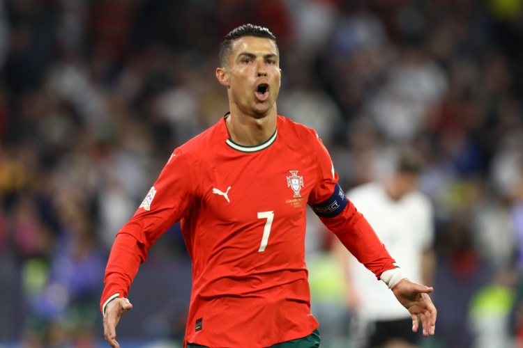 墨西哥球迷抱怨:C罗在哪?我们花了1万比索来看球,结果根本不值