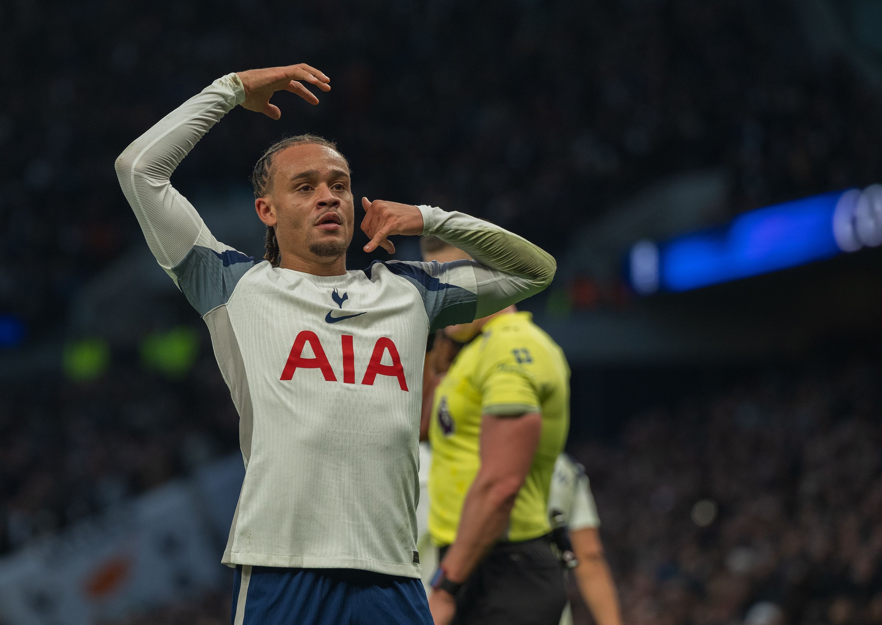 每体:哈维·西蒙斯目前不在巴萨引援计划中,后者有更优先的目标