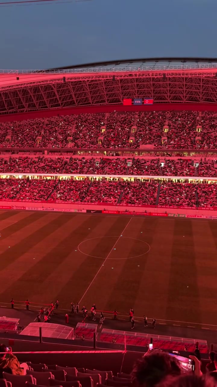 美轮美奂！西安国际足球中心上演灯光秀