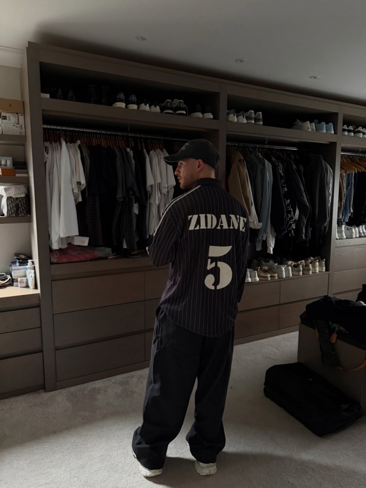 麦卡利斯特社媒晒日常照片:带娃、理发、身穿齐达内5号球衣