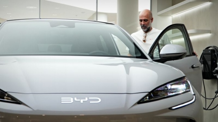 中国制造！瓜帅在巴塞罗那喜提新车比亚迪