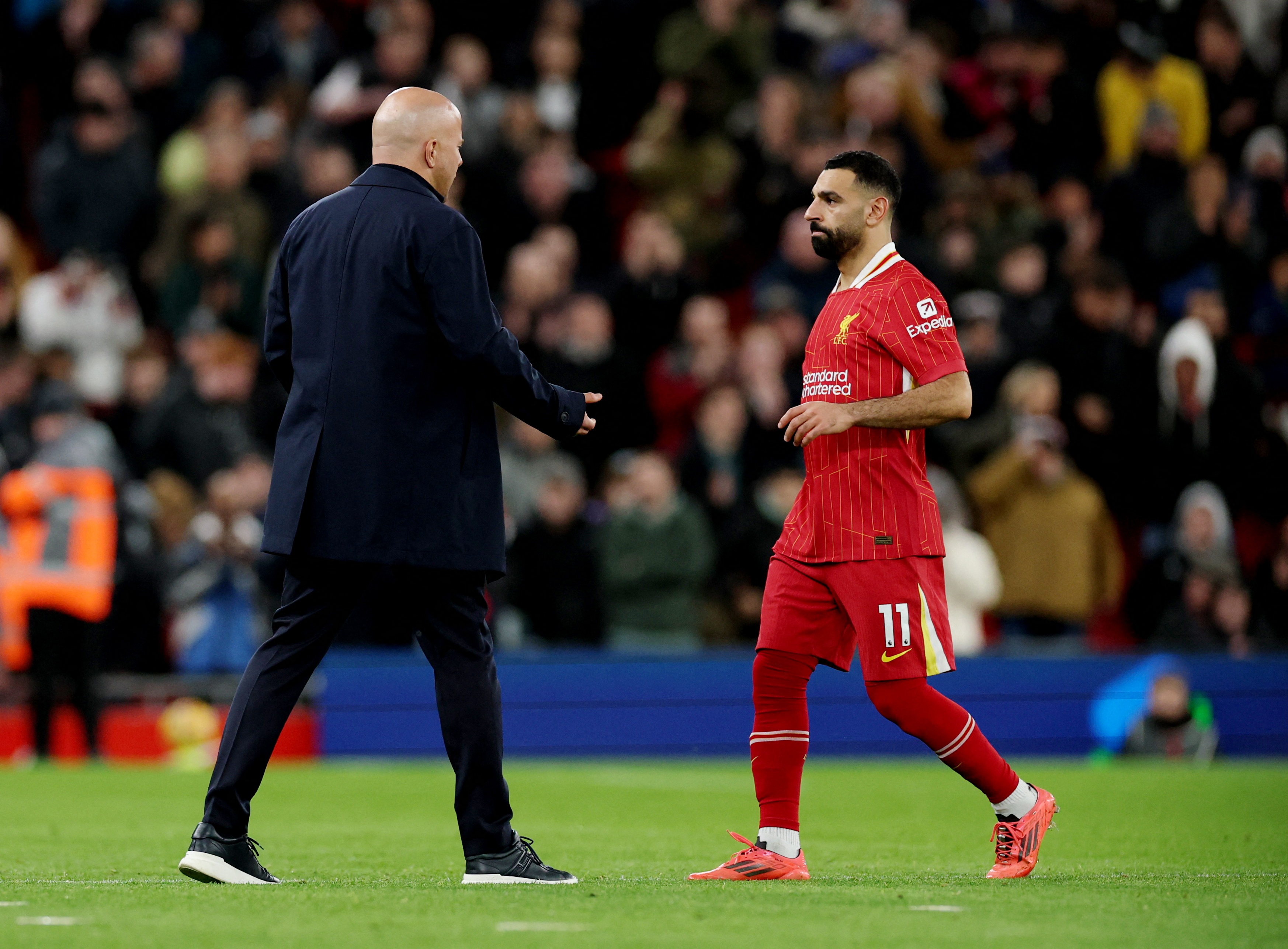 回声报:斯洛特认为将萨拉赫撤出首发是正确决定,球队防守更紧凑