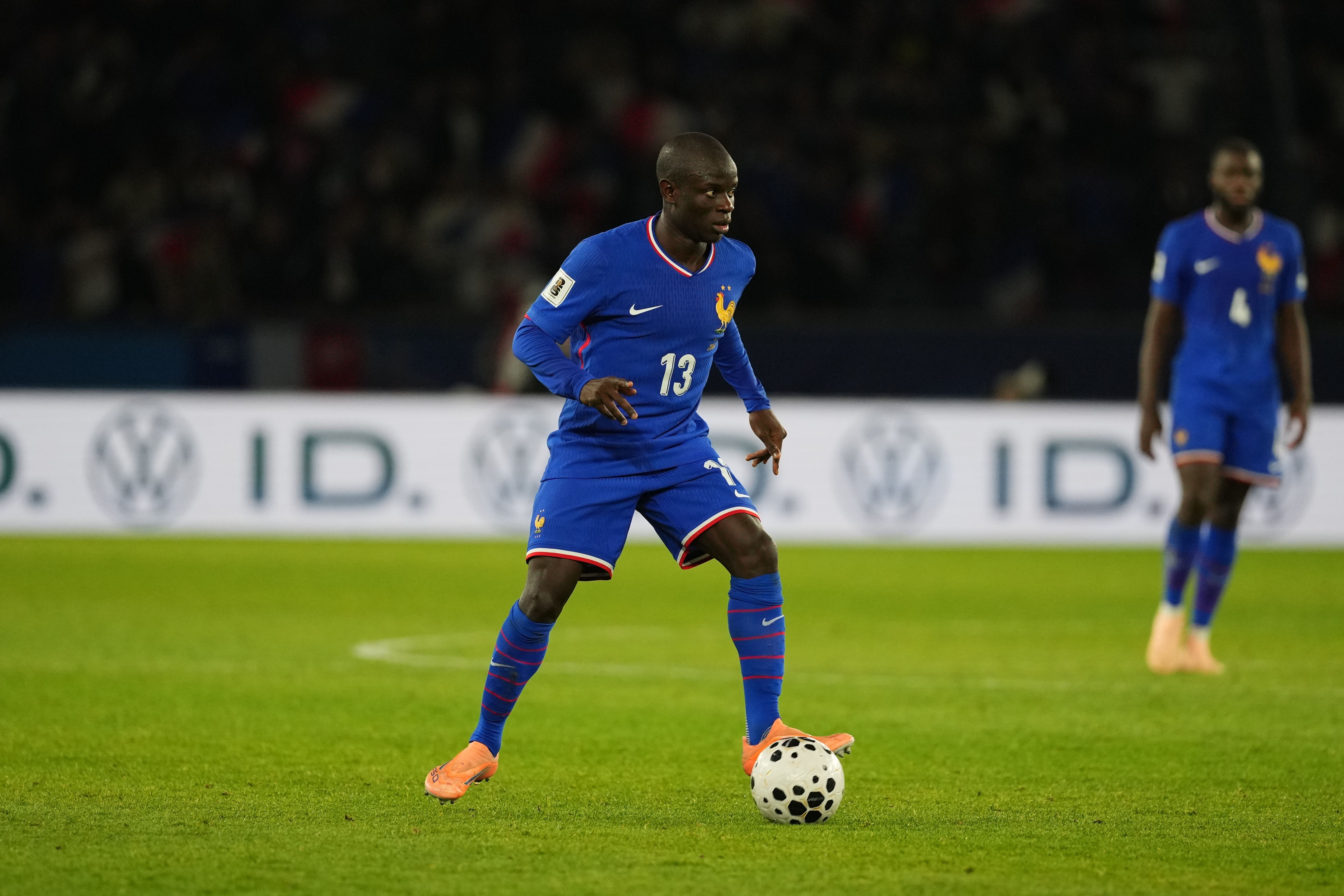 谁还不是个亿元!35岁坎特6抢断+最多触球全场飞奔,任队长斩强敌