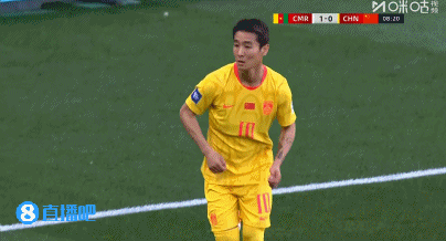 人麻了！国足开场9分钟连丢两球，颜骏凌一脸无奈叉腰摇头