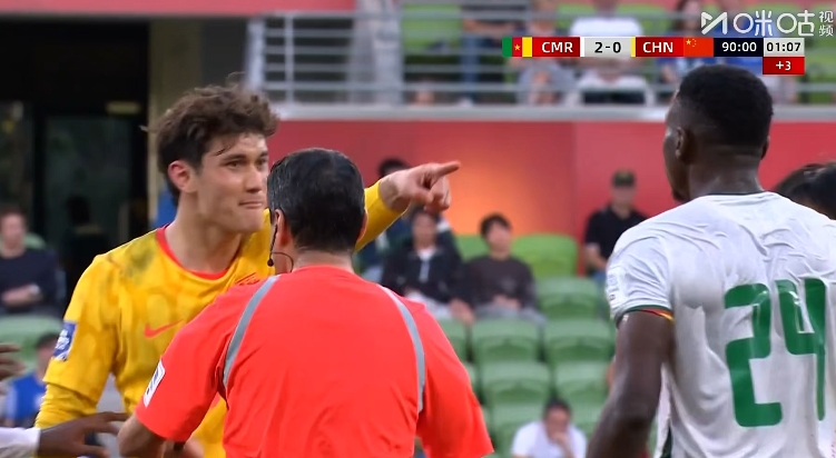 再造红牌！拜合拉木造犯规，对手领到第二张黄牌被罚下