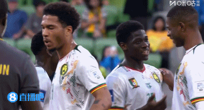 乐了！被罚下的喀麦隆主帅赛后很开心，与球迷笑着击掌