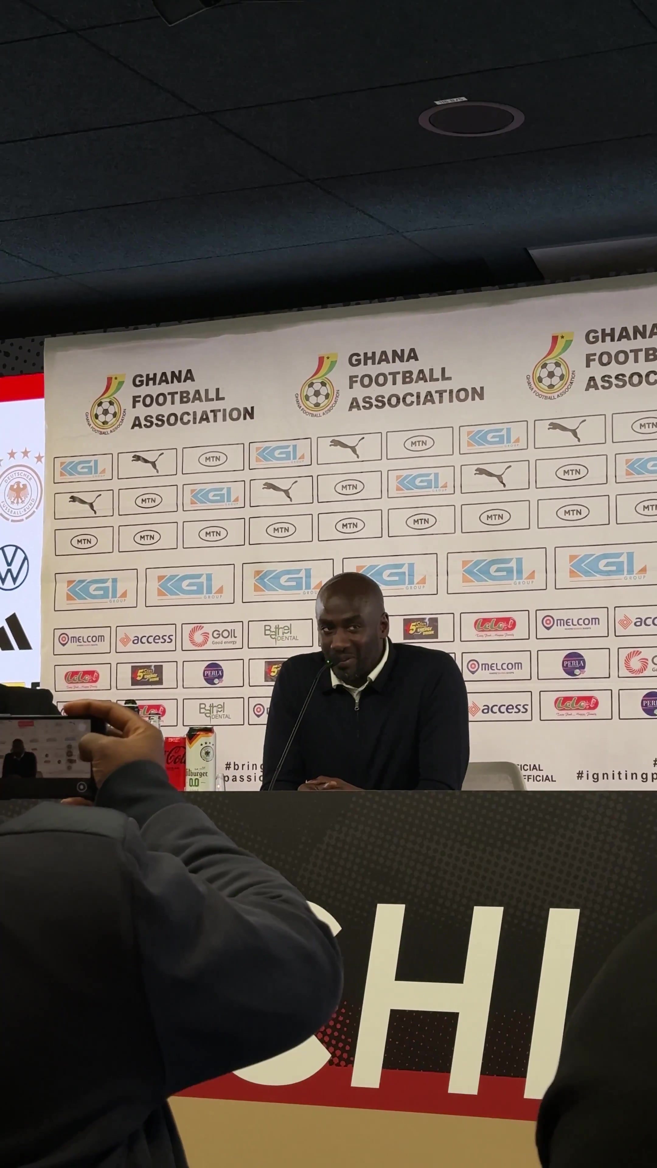 德天空：加纳主帅赛后得知记者生日，发布会上用德语唱生日歌祝福