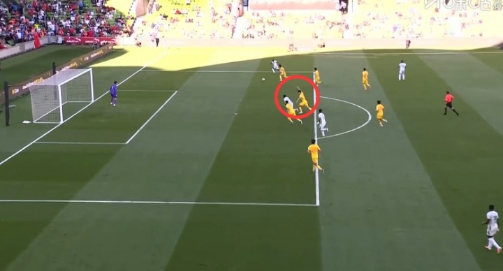 喀麦隆再次直塞打穿，刘浩帆不顾防守人全程举手示意越位