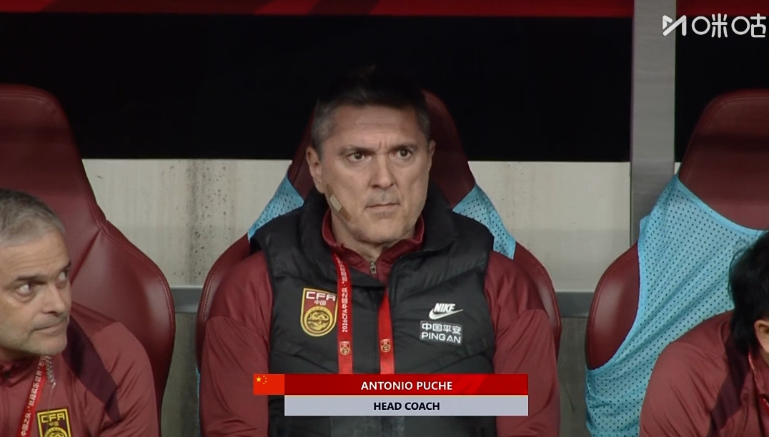 破相了？U23国足主帅安东尼奥右脸颊贴了个创可贴