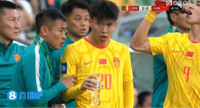 传授技巧！39岁于汉超趁着补水时间不断指导王钰栋