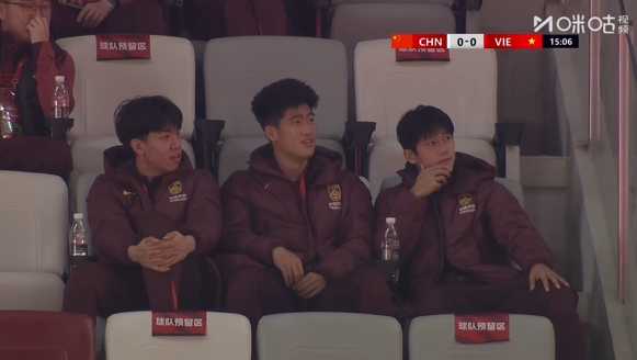 看台观战!王博豪、彭啸、向余望没有参加和越南U23的比赛