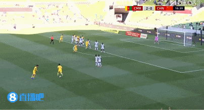 国足前场断球制造任意球，王钰栋主罚直接传出底线