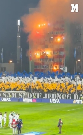 主场迎战意大利，波黑球迷在球场旁建筑物燃放焰火和烟花加油助威