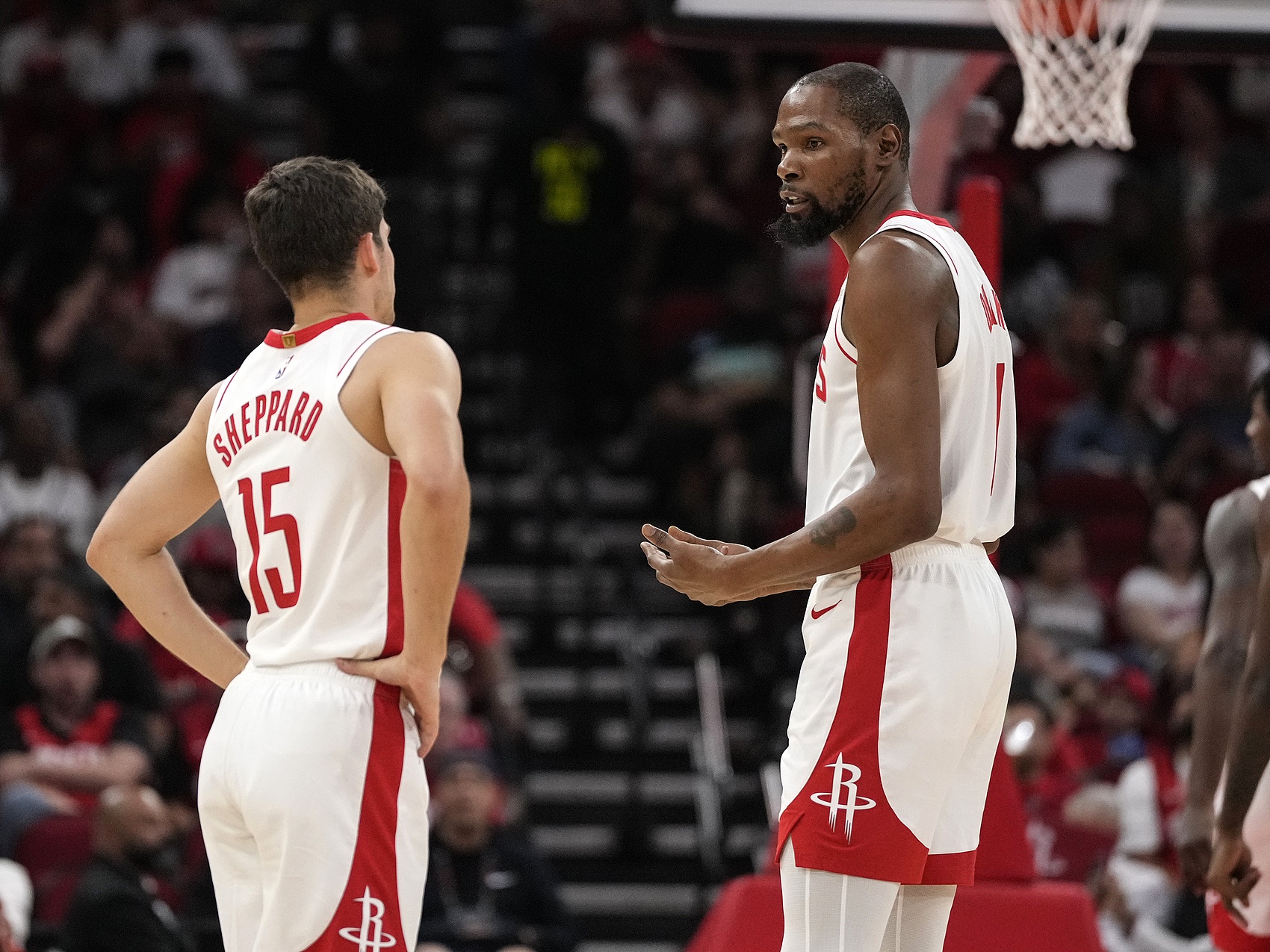 杜兰特：我之前常跟谢泼德说 别打得那么快 他现在节奏把控进步大