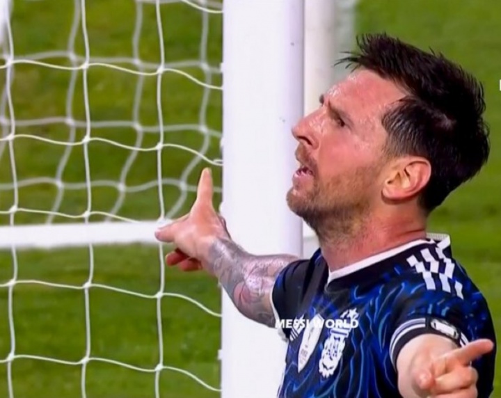 在阿根廷主场收获进球，梅西破门后面向球迷看台庆祝